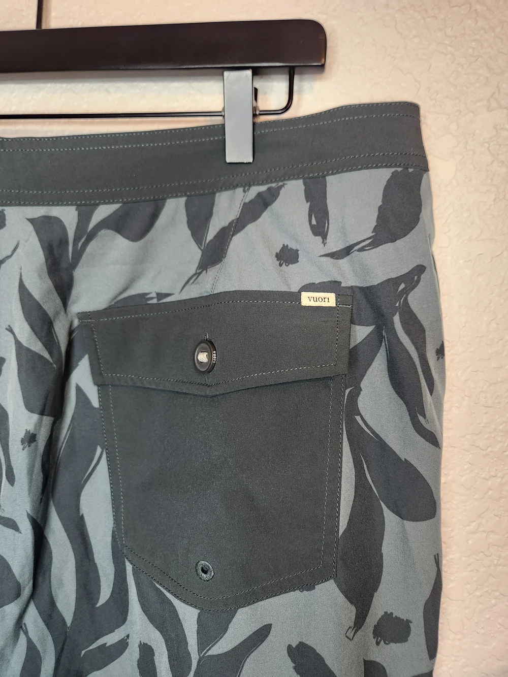 Vuori Men's Cruise Boardshorts featuring a blue hydrangea botanical size 36 V314